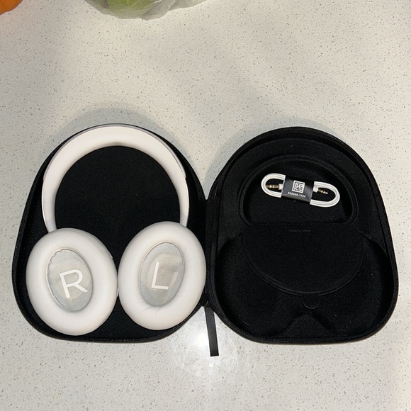 Bose Noise Cancelling Wireless Bluetooth Headphones 700, w/ Alexa Voice Control - Picture 2 of 4